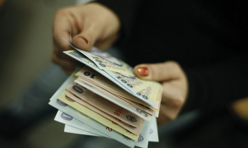 Veniturile gospodăriilor au înregistrat o ușoară scădere în ultimul trimestru din 2025 Veniturile medii lunare ale gospodăriilor din România au fost, în trimestrul IV 2025, de 8.863 de lei pe gospodărie, în scădere cu 0,2% față de perioada anterioară