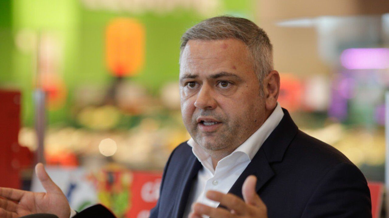 Ministrul Agriculturii, FLORIN BARBU, avertizează cu privire la posibile penurii de alimente pe rafturile magazinelor din România, în contextul dificultăților cu care se confruntă fermierii