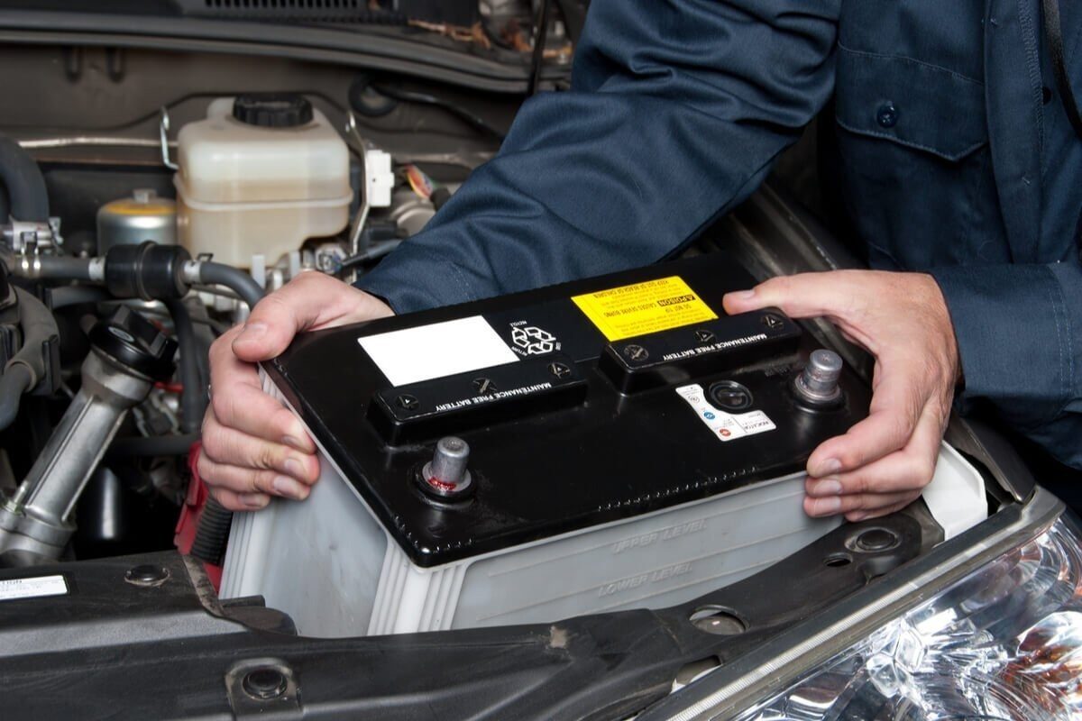 Reconectarea bateriei auto poate părea o operațiune simplă, însă modul în care se realizează și pașii urmați pot influența în mod direct funcționarea corectă a sistemelor mașinii