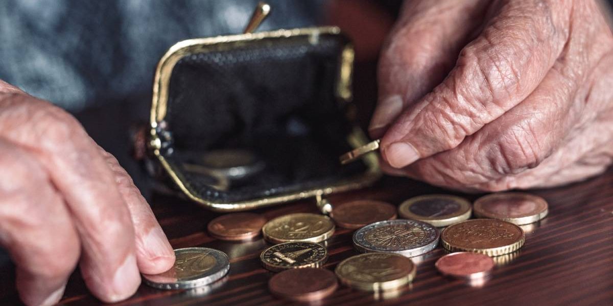 Poștărița din Constanța a furat 45.150 de lei de la bătrâni și copii