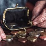 Poștărița din Constanța a furat 45.150 de lei de la bătrâni și copii