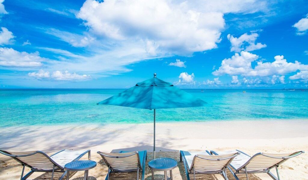 Unde te bronzezi mai ieftin ca-n România în 2026: Destinațiile care te scapă de scumpiri