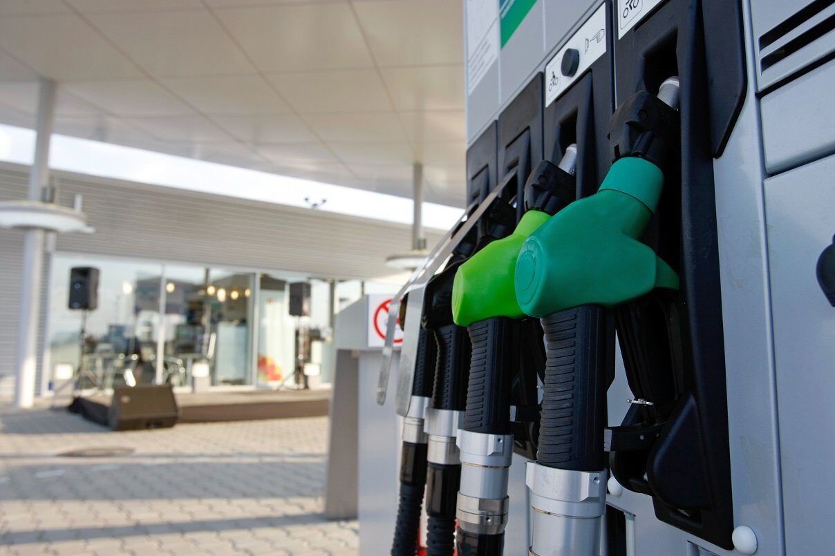 Premierul ILIE BOLOJAN a anunțat, sâmbătă, faptul că Guvernul nu are intenția de a obține profit din creșterea prețurilor carburanților, dar avertizează asupra riscului pe termen lung pentru stabilitatea economică dacă situația de pe piața energiei nu se va calma