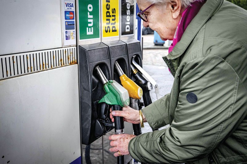 Proteste FURIOASE în Irlanda: Poliția le declară ILEGALE, prețurile rămân mari