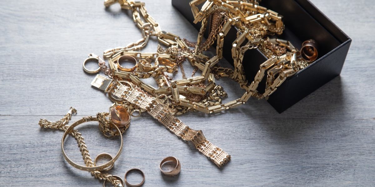 Bijuterii de 250.000 €, dispărute de la DIICOT. Galați, 2008: Proprietara, disperată să-și achite datoriile