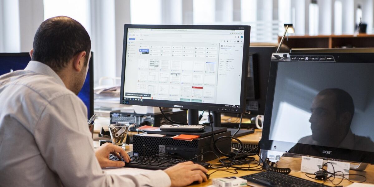 Alergia la muncă: Cauze, simptome și soluții. Cum ne afectează acest flagel