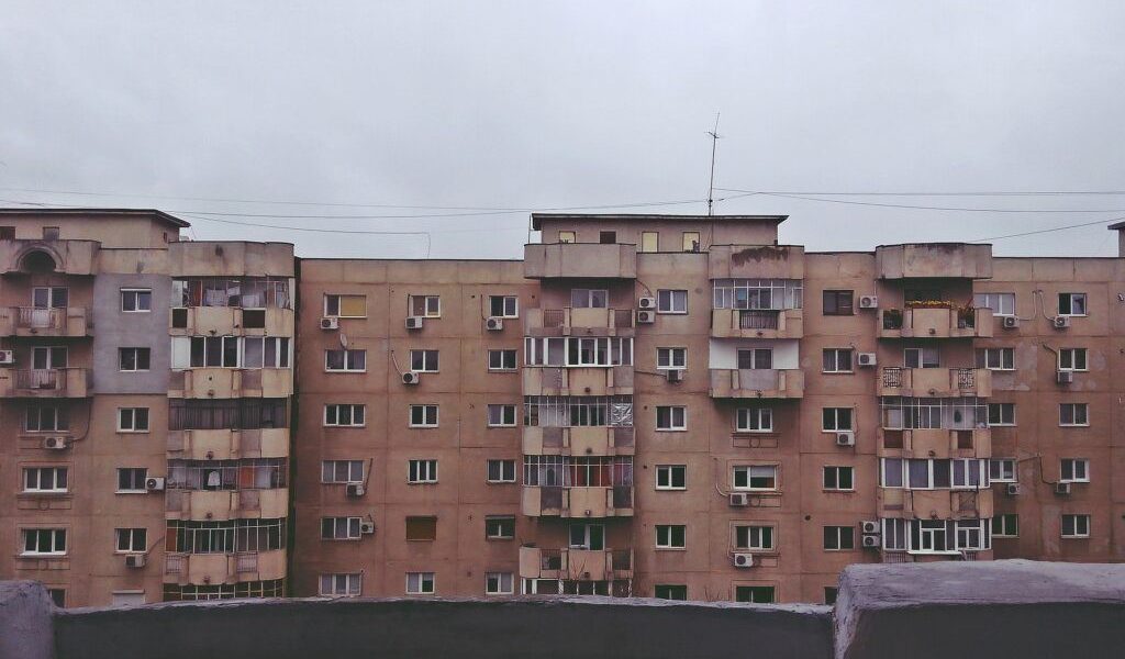 Locatarii de bloc, luați la întrebări: Ce riscă românii față de vecini