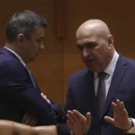 Bursa se clatină, dobânzile cresc: Criza politică mușcă din buzunarele românilor