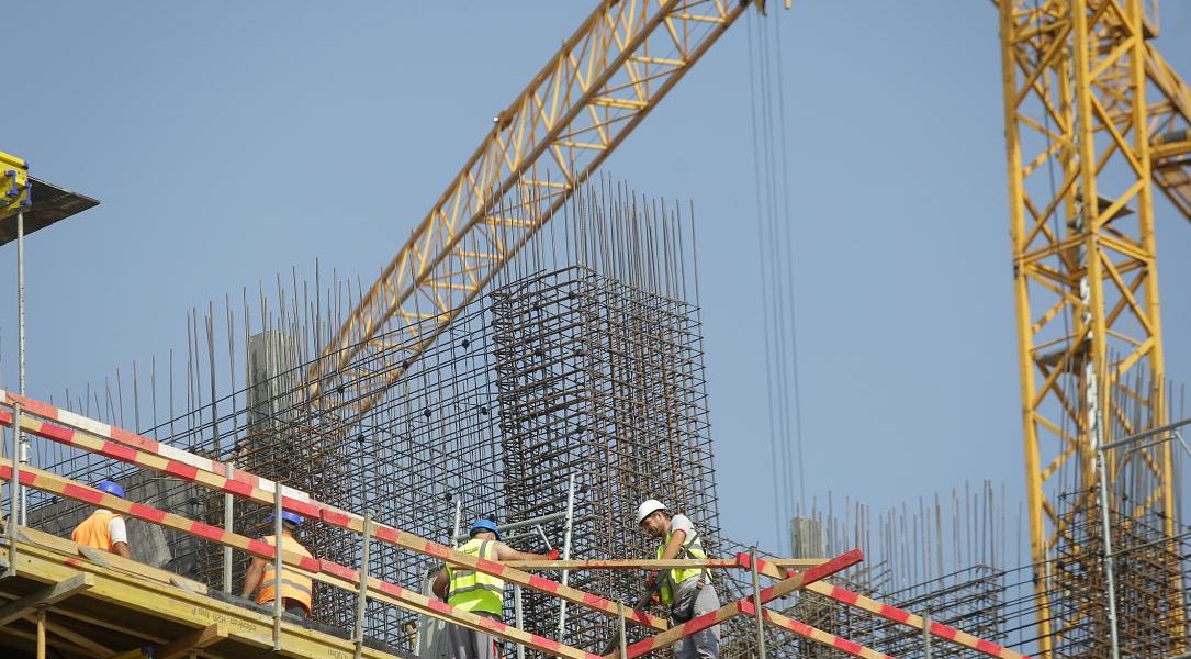 Creștere-record în România: Construcțiile au explodat, locuințele conduc