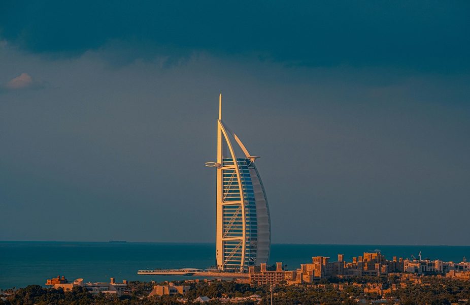 Burj Al Arab, hotelul-simbol din Dubai, închis! Renovează 18 luni după ce a fost lovit de o dronă