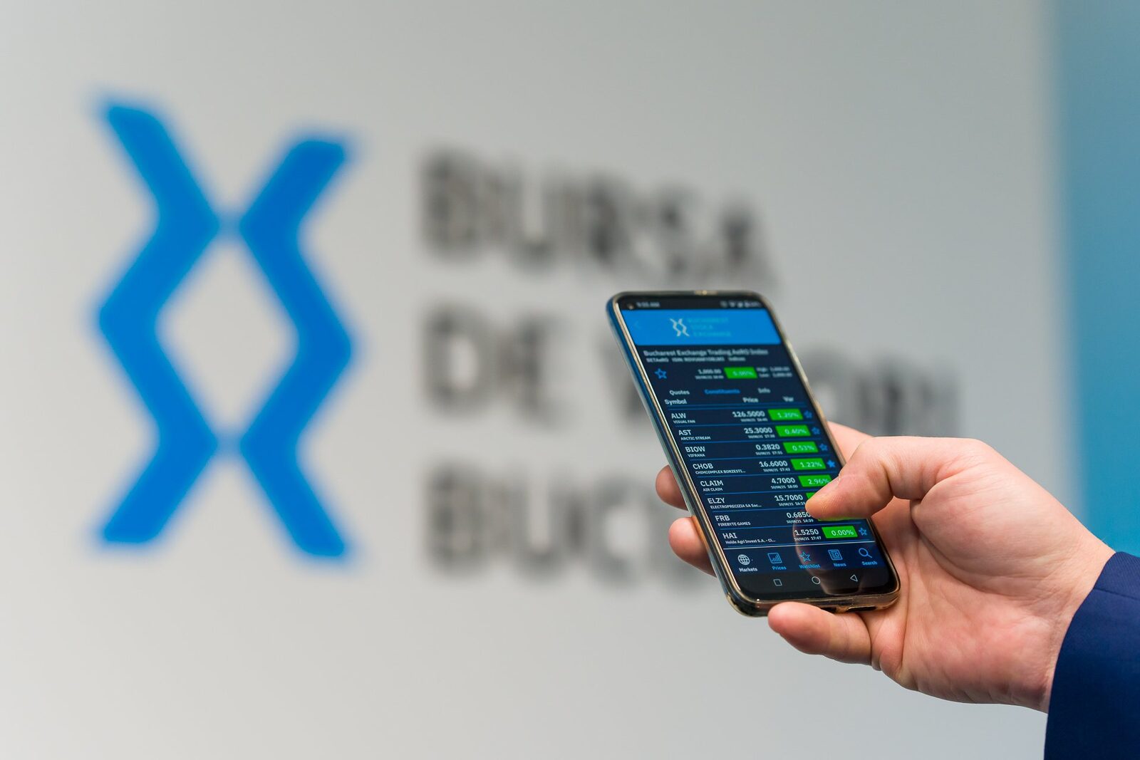 Bursa de la București urcă cu 1% peste scăderile europene, susținută de sectorul bancar și tranzacții Sphera de 8%