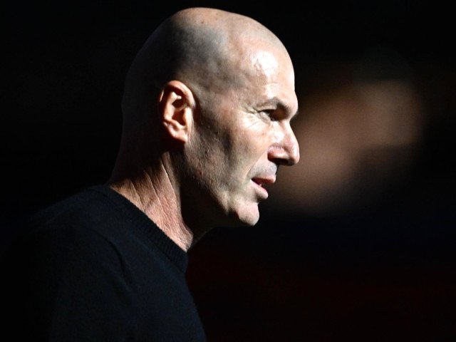 Zinedine Zidane a revenit oficial în cupele fotbalului după o pauză de aproape cinci ani, semnând un contract cu clubul Al-Ittihad