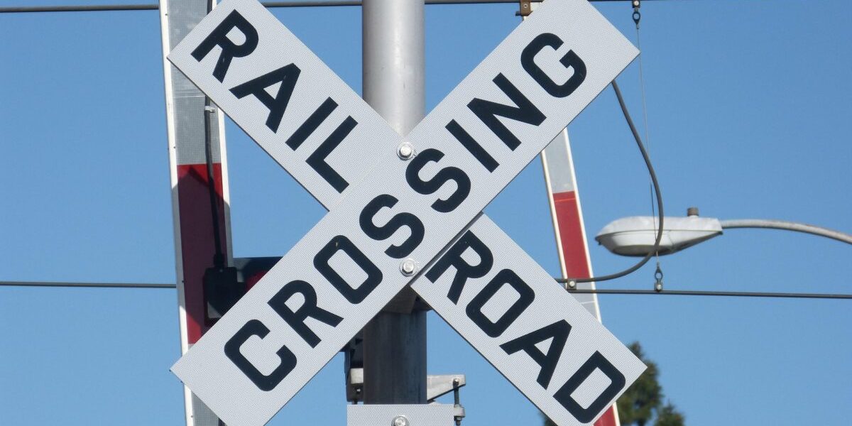 Mașină autonomă, pericol pe șine: A spart o barieră, a trecut prin fața trenului