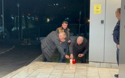 Marți seară, în fața Spitalului Universitar de Urgență din București, au fost aprinse primele candele în memoria lui Mircea Lucescu