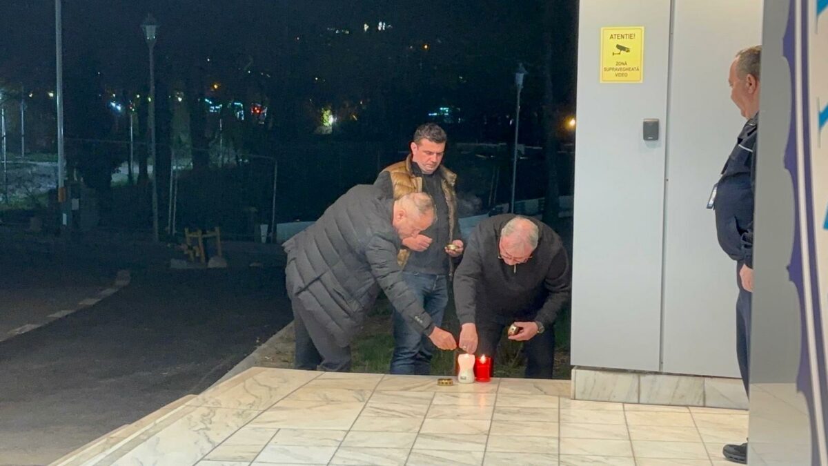 Marți seară, în fața Spitalului Universitar de Urgență din București, au fost aprinse primele candele în memoria lui Mircea Lucescu