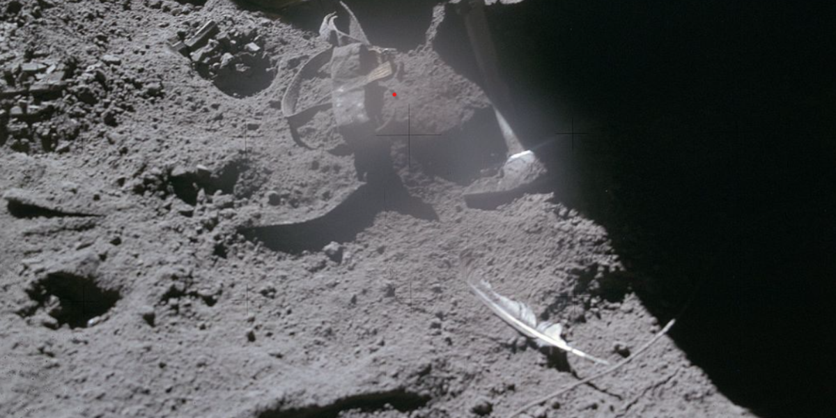 O pană de șoim pe Lună: Misterul fotografiei NASA