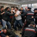 Bătaie ca-n filme într-un dealer auto din Italia: români, indieni, pakistanezi, spital