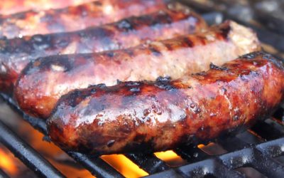 Un obicei comun în procesul de preparare a cârnaților poate distruge gustul și textura acestora, chiar dacă mulți nu realizează unde greșesc