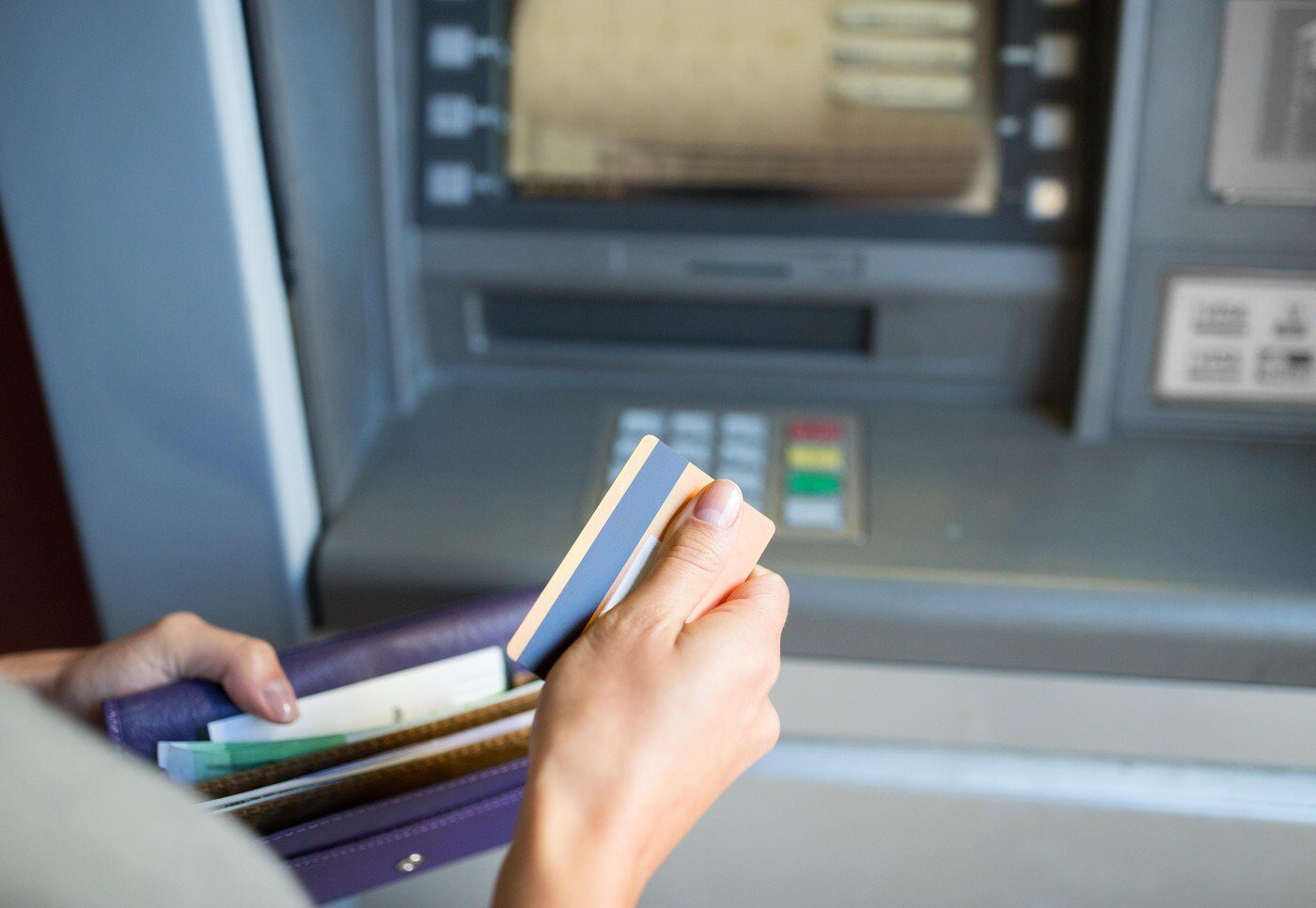 Atunci când vine vorba de retragerile de numerar de la bancomat, primul lucru pe care trebuie să îl verifici este limita zilnică a cardului tău