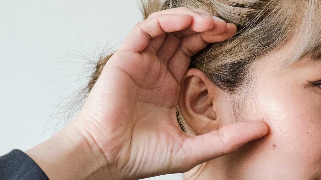 O terapie genică experimentală promite să reintroducă auzul persoanelor născute cu surditate, după o singură injecție administrată direct în urechea internă, conform unui studiu recent publicat în revista Nature Medicine de către cercetători de la INSTITUTUL de Cercetare Karolinska