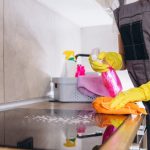 Curățenia obsesivă, semn de anxietate: ce spun psihologii