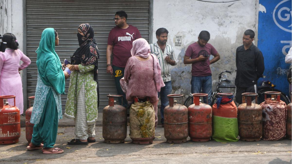 Blocarea Strâmtorii Ormuz a generat o penurie în India, unde cozile pentru butelii de GPL devin tot mai lungi, iar unele persoane așteaptă până la 14 zile pentru a putea achiziționa un rezervor