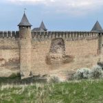 Zidul Cetății Hotin, simbol al Moldovei lui Ștefan, s-a prăbușit: „Toată lumea e în viață”