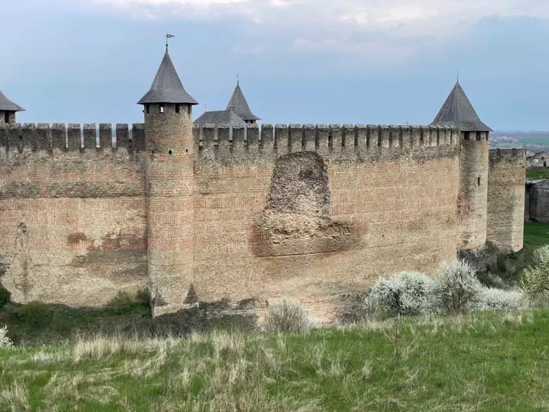 Zidul Cetății Hotin, simbol al Moldovei lui Ștefan, s-a prăbușit: „Toată lumea e în viață”