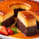 Chocoflan exploziv de Paște: caramel, ciocolată și cremă de brânză