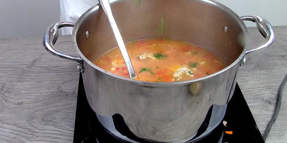 Condimentul care distruge ciorba de curcan: Greșeala crasă a gospodinelor