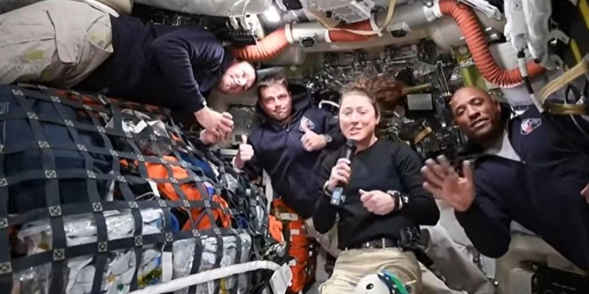 Astronauții ORION: 189 de feluri de mâncare, WC-ul defect și „părul” lunar!