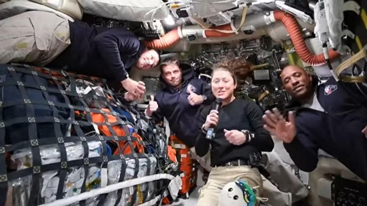 Astronauții ORION: 189 de feluri de mâncare, WC-ul defect și „părul” lunar!
