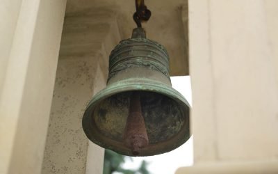 Bacău: Clopotar grav rănit de clopotul căzut în cap, în noaptea de Înviere