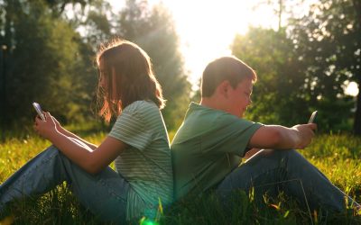 Autoritățile din România recomandă limitarea timpului pe care copiii mici îl petrec în fața ecranelor, mai ales pentru cei sub cinci ani, iar pentru cei sub doi ani, utilizarea ar trebui evitată aproape complet