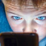 Noua prăpastie digitală: Copiii, experți în AI, părinții, depășiți