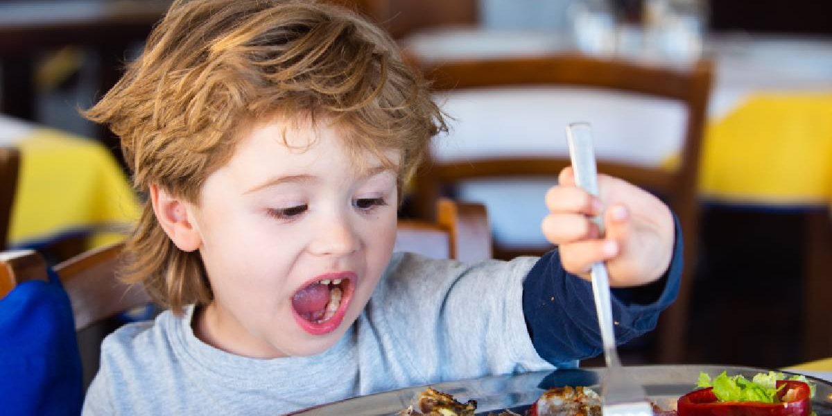 De ce refuză copiii mâncarea: Nu e moft, ci reacția corpului
