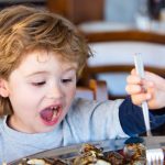 De ce refuză copiii mâncarea: Nu e moft, ci reacția corpului