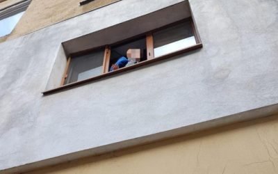 Copil, salvat de polițiștii de la Rutieră după ce a stat pe fereastră, speriind un trecător