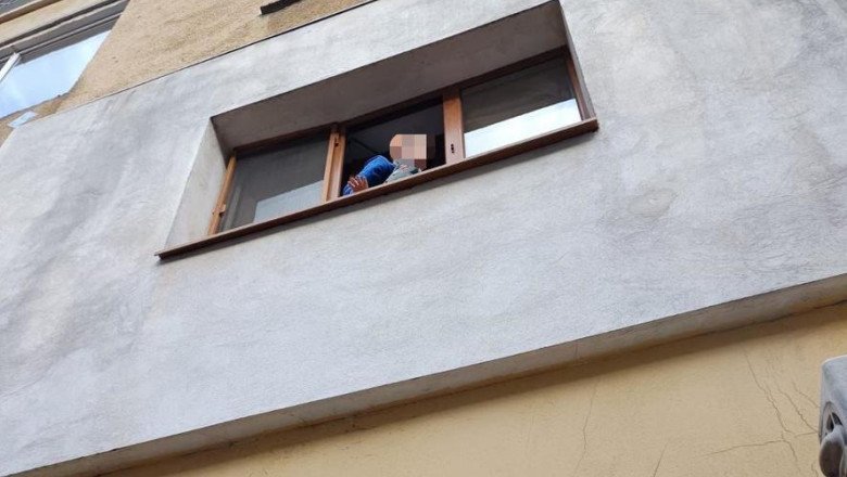 Copil, salvat de polițiștii de la Rutieră după ce a stat pe fereastră, speriind un trecător