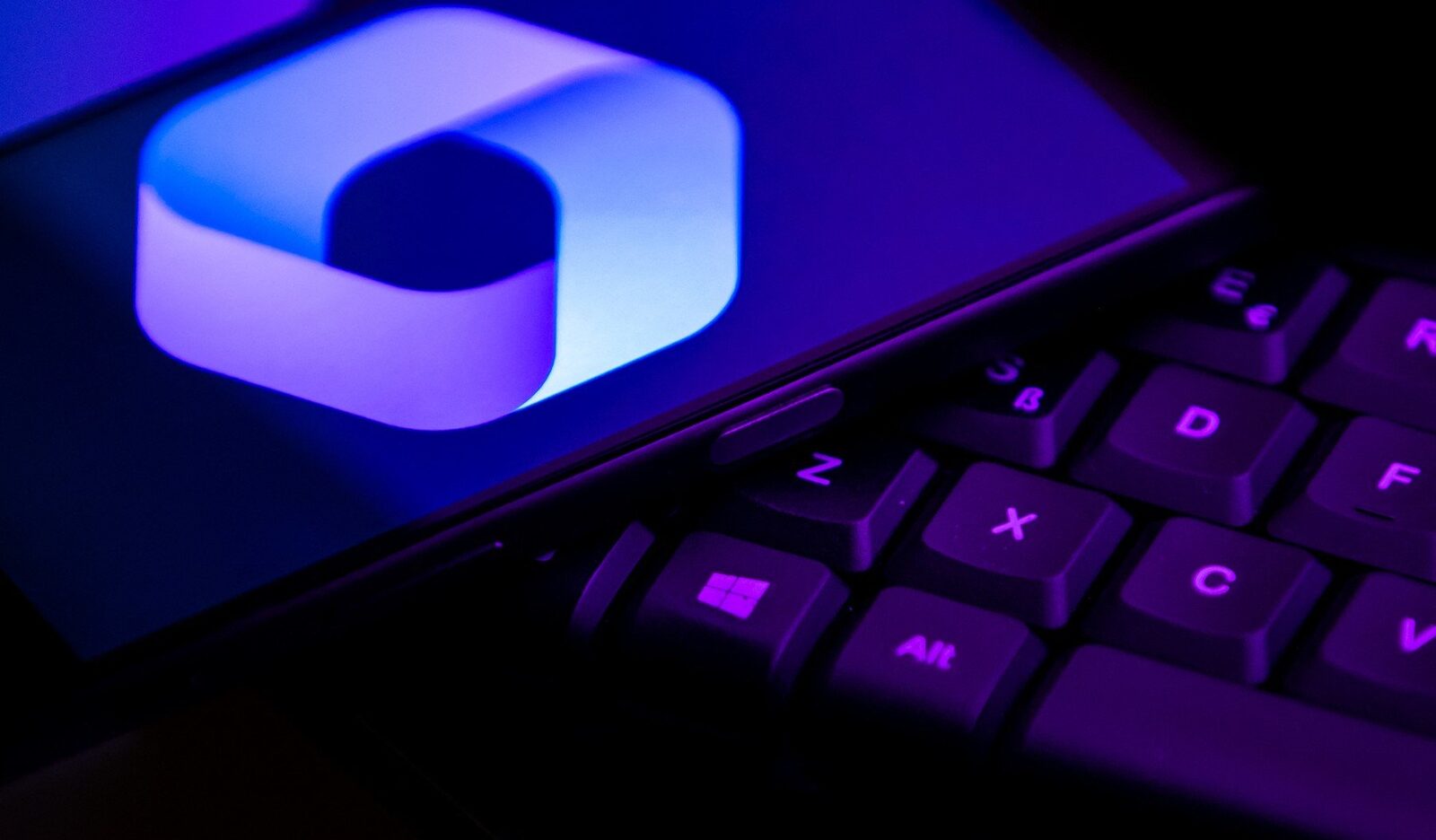 Microsoft a anunțat o versiune îmbunătățită a Copilot pentru Windows 11, promițând o funcție mai rapidă și mai eficientă, însă cu un cost considerabil pentru performanța sistemului de operare