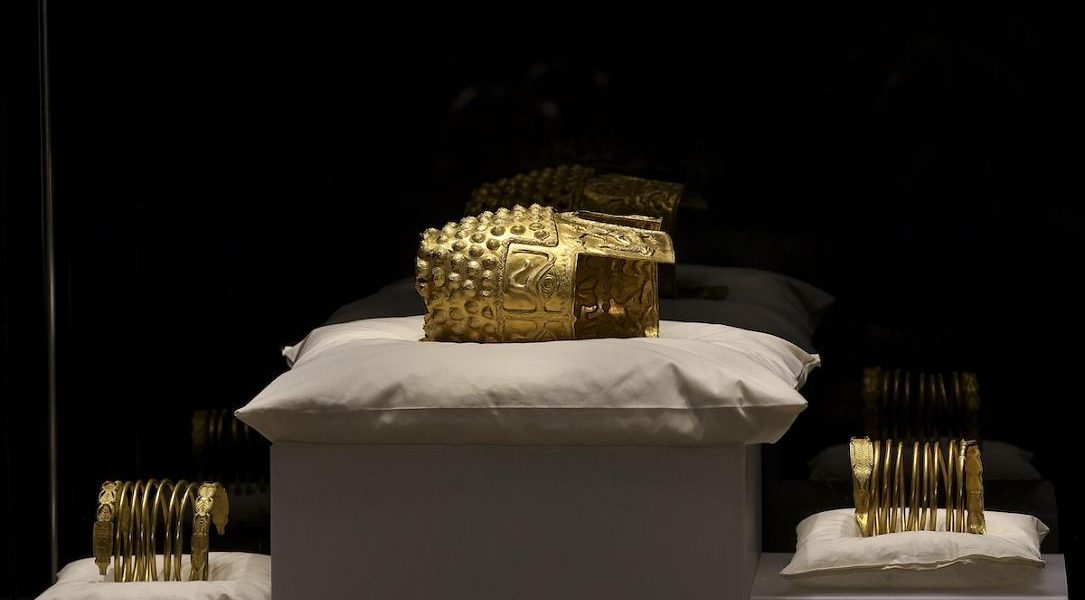 Coif dacic de AUR și brățări: Tezaurul revine la București după jaful din Olanda