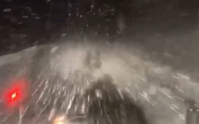 Zona montană a județului Vâlcea se confruntă cu ninsori abundente, care au impus intervenția imediată a utilajelor de deszăpezire pe drumurile din regiune