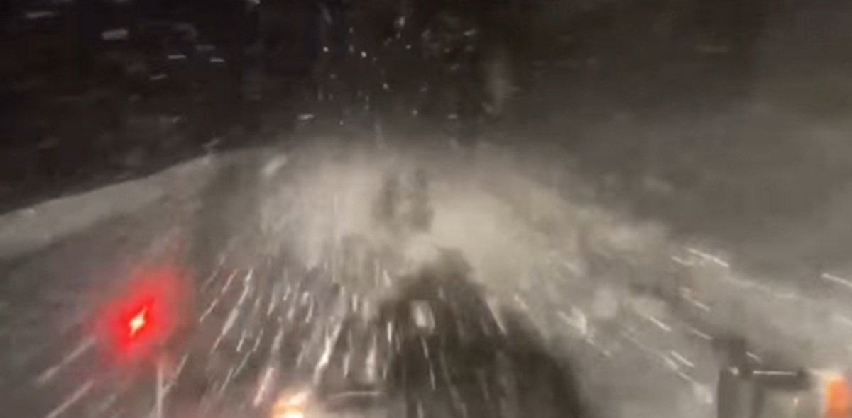 Zona montană a județului Vâlcea se confruntă cu ninsori abundente, care au impus intervenția imediată a utilajelor de deszăpezire pe drumurile din regiune