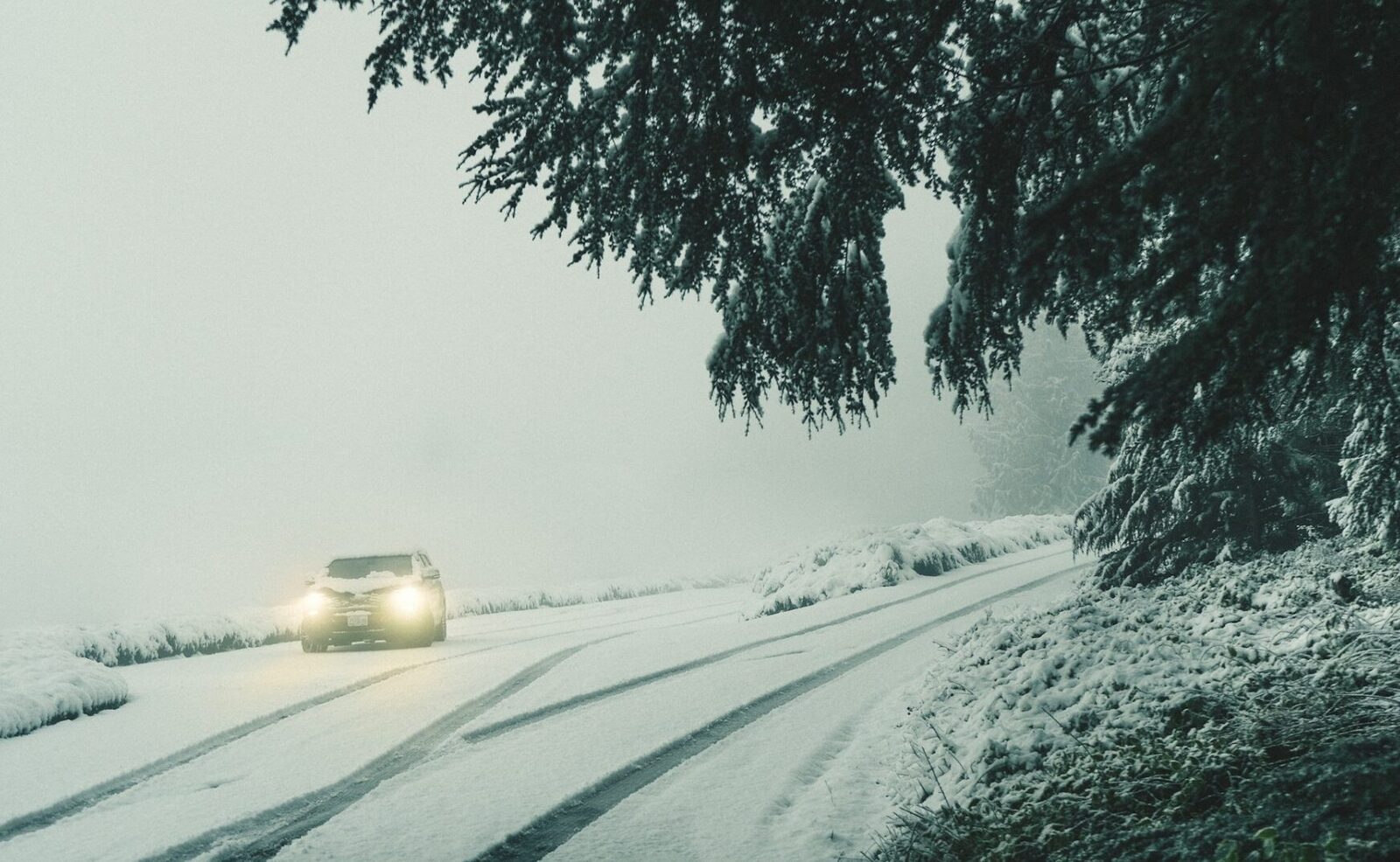 Ninsoarea blochează drumul prin Pasul Prislop: DN 18, afectat de stratul de zăpadă Traficul rutier pe Drumul Național 18, care străbate Pasul Prislop la o altitudine de 1.400 de metri, este perturbat din cauza ninsorii abundente căzute în ultimele ore