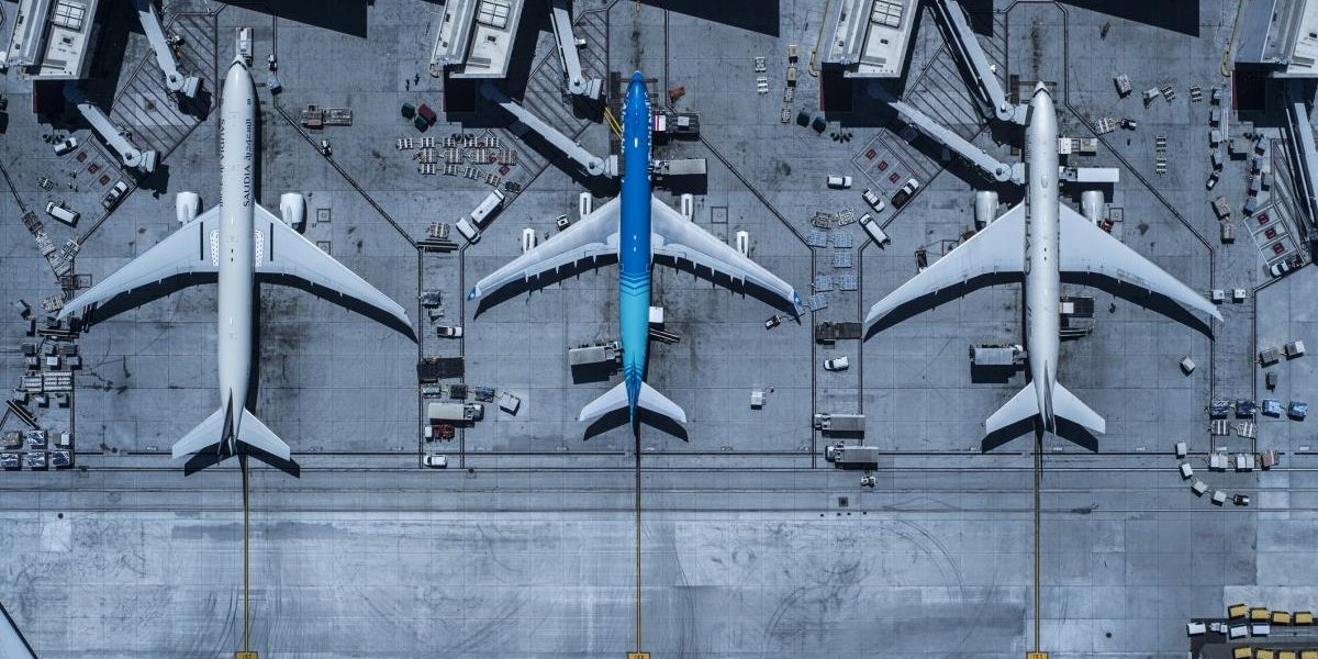 Kerosenul inflamează cerul: Zboruri anulate și scumpiri. Ce companii taxează suplimentar