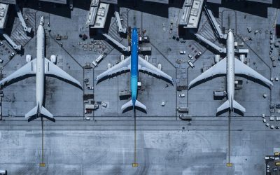 Kerosenul inflamează cerul: Zboruri anulate și scumpiri. Ce companii taxează suplimentar