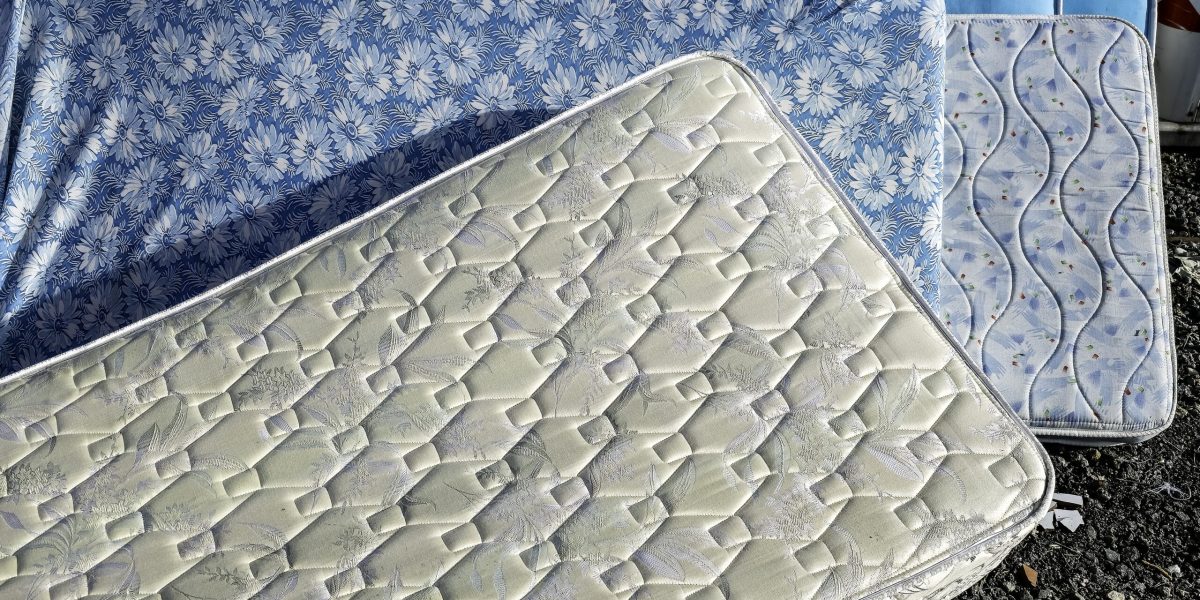 Curățarea saltelei: De ce e vitală și cum scapi de mizerie