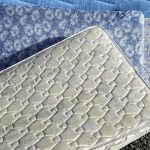 Curățarea saltelei: De ce e vitală și cum scapi de mizerie