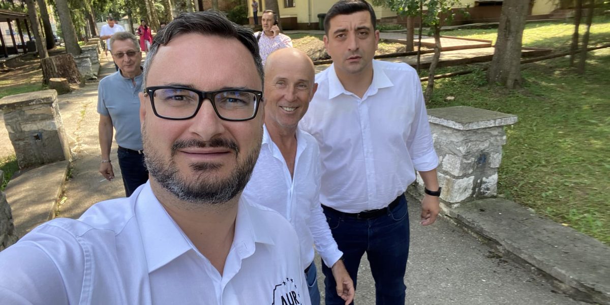 Derapaj AUR la Parlament: Scenă șocantă cu banane și aplauze