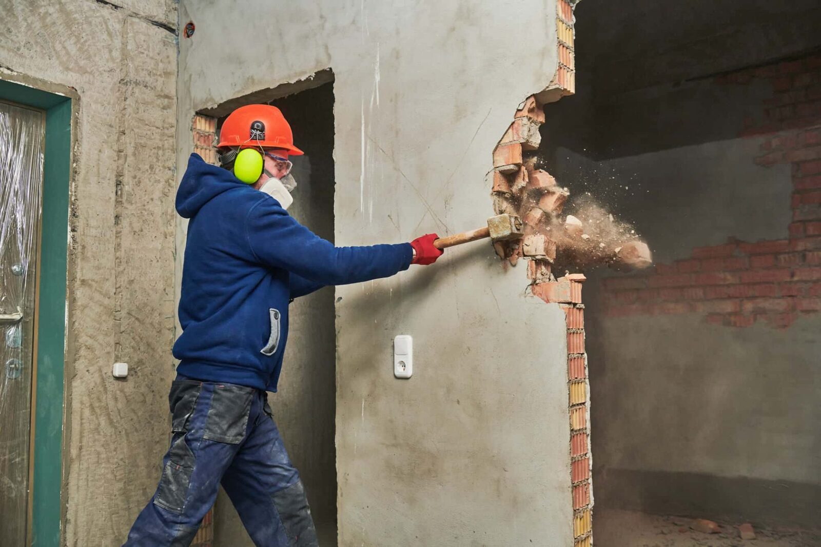 Un proprietar din BREST, Franța, a recurs la un gest extrem pentru a rezolva o problemă aparent fără ieșire: și-a demolat propria casă